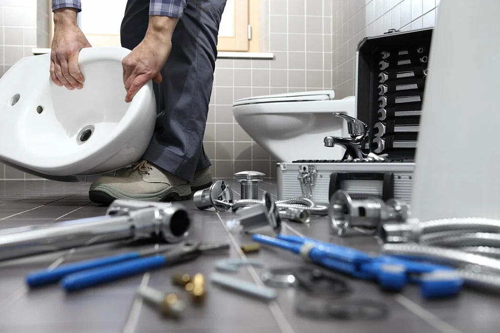Plumbing tools prepared for a bathroom repair in Hialeah